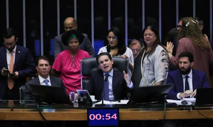 Câmara dos Deputados aprova licença menstrual de até 2 dias