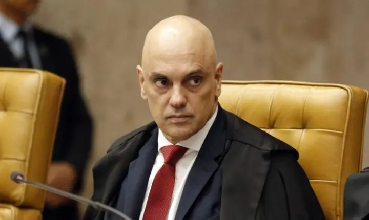 Moraes pede que Filipe Martins explique perda do sinal da tornozeleira